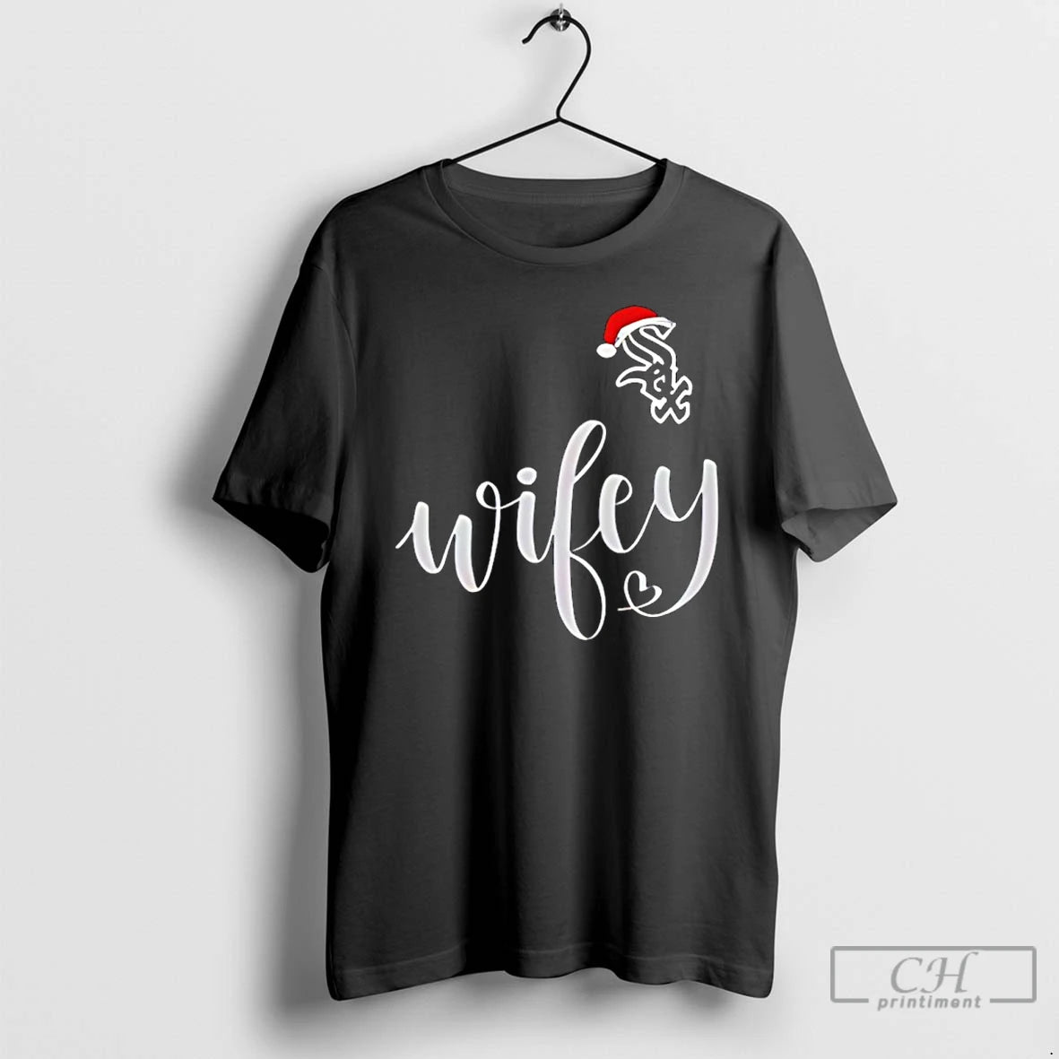 Classic Wifey Chicago White Sox Santa Hat Merry Christmas T-Shirts, Hoodie, Sweatshirt | AU01DripNestTees.com