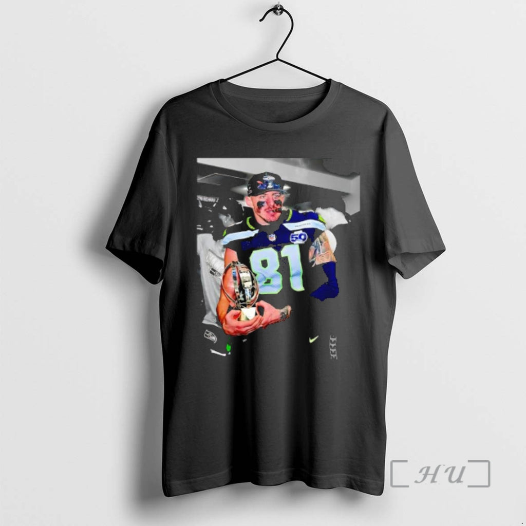 Officials Seahawks Eric Saubert 81 Smoking Graphic T-Shirts, Hoodie, Sweatshirt | AU01DripNestTees.com